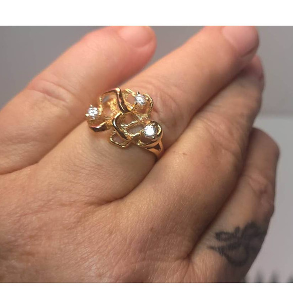 Sweetly Unique Golden Ribbon Rhinestone Ring Size 7 - Picture 2 of 12